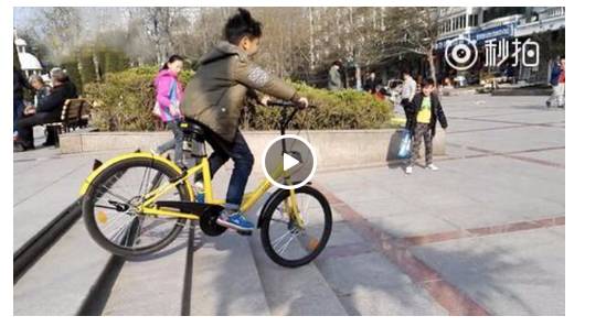 3月26日，上海一名12周岁以下男童在骑共享单车时，不幸被大客车碾轧导致身亡，成已知第一例少年骑共享单车死亡事故。