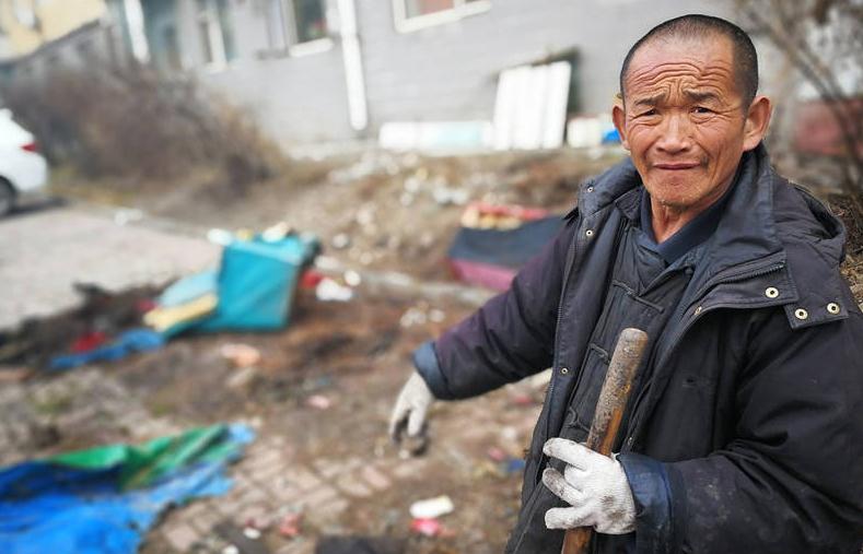 春节前后，该小区就发生了4起火情，其中1起为摩托车着火，民警便怀疑有人放火，派出所所长向分局汇报，当时就组成了重案组，但是当警察进行视频调取和大型走访后，火灾就不着了。“3月30日23时左右，我们接到报警，该小区又着火了，我们重案组立刻去了，我们就把小区的进出口封闭起来，对人员和车辆进行逐一排查，并且进行地毯性搜索，寻找犯罪嫌疑人，当时有一个红衣女子就流动在小区内，只有她神色慌张，我们对她进行了盘查，发现她的兜里有两个打火机，并且她也承认了放火行为，便带回了所里，在派出所，她也承认了春节前后的4起着火和当天的9起火情都是她所为。”王洋说，在他们刚刚进入小区的时候，曾和该女子擦肩而过，但是当时火光四起，小区里还没有路灯，没有确定嫌疑人，后来第二次碰面，便直接锁定。小区的环境，是寻找嫌疑人的最大困难。