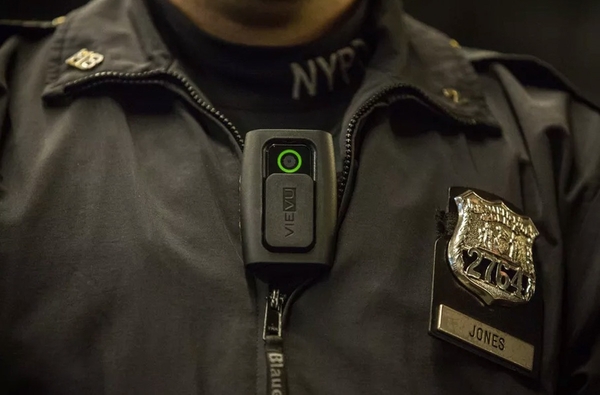 报码:【j2开奖】为防止搞事和碰瓷，美国警察将在衣服中挂上随身摄录机
