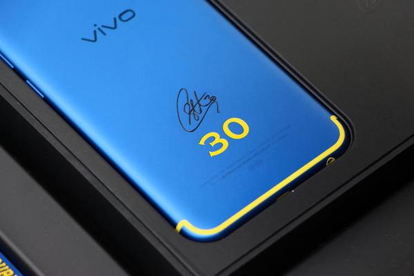 【j2开奖】vivo Xplay6 库里定制版：能找到哪些「库里元素」