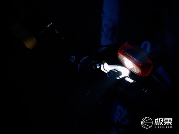 【j2开奖】55m照明轻量化运动头灯，超长续航能用一整天