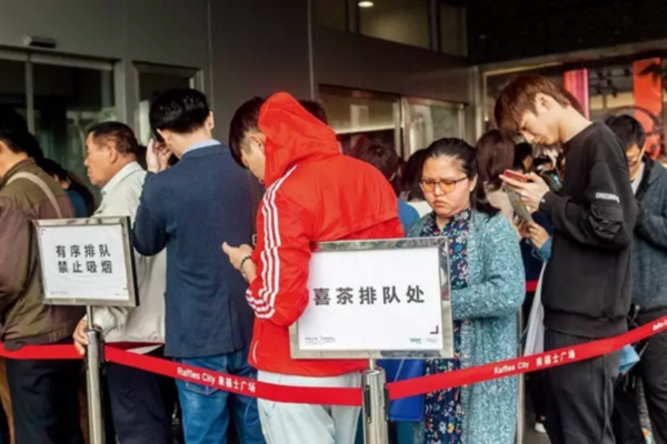 码报:【j2开奖】上海人民为何爱排队？街头排队也是一场派对