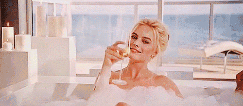 码报:【j2开奖】手握香槟泡在浴缸里，空姐的劳动节是这么过的