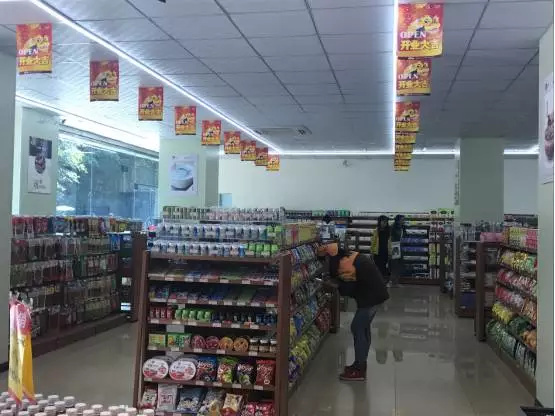 wzatv:【j2开奖】便利店+小超市，这家校园店今天火了！