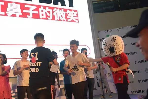 【j2开奖】王尼玛真人现身！被小孩问到“你为什么戴头套”，他这么说…