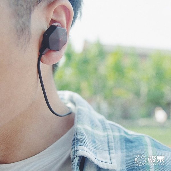 wzatv:【j2开奖】FIIL运动蓝牙耳机，音质靓丽佩戴舒适性价比超高