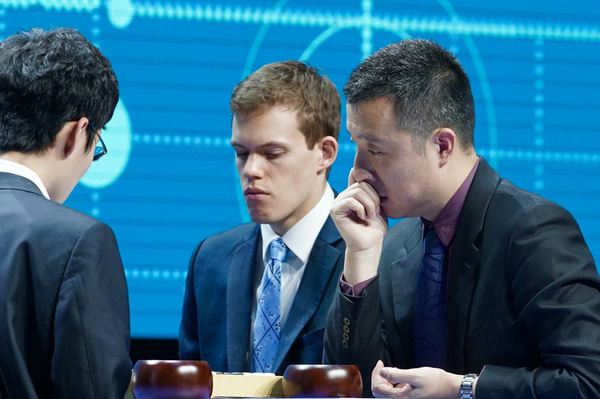 wzatv:【j2开奖】AlphaGo终于认输，而且“逼”队友古力认输，这是历史性的一场人机配对赛！