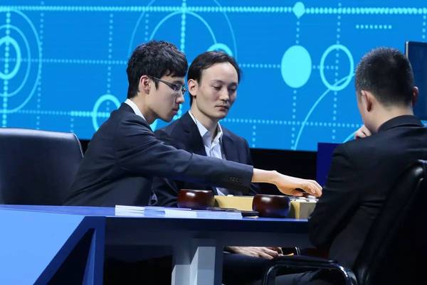 码报:【j2开奖】AlphaGo终于认输，并“逼”队友认输，这是历史性的一幕！| 人机配对赛