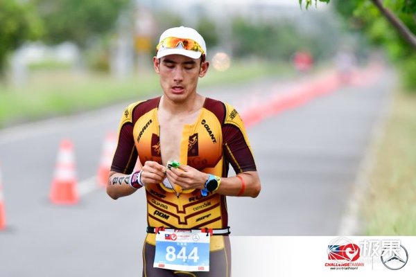 【j2开奖】戴着颂拓撸完113km，台湾铁三比赛登顶全纪录 | 视频