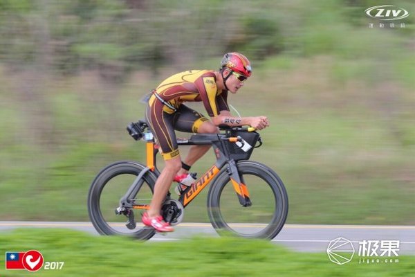 【j2开奖】戴着颂拓撸完113km，台湾铁三比赛登顶全纪录 | 视频