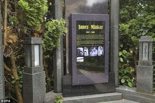 码报:【j2开奖】全球首款电子墓碑诞生：48英寸防雨触屏设计