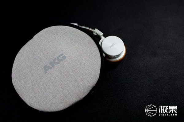 wzatv:AKG Y45BT蓝牙耳机体验，靓丽音质完全不输Bose