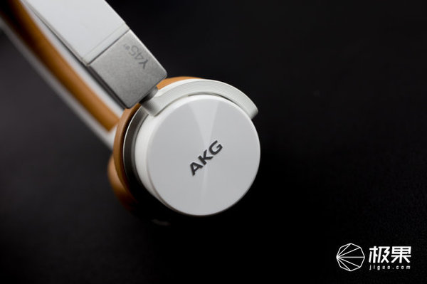 wzatv:AKG Y45BT蓝牙耳机体验，靓丽音质完全不输Bose