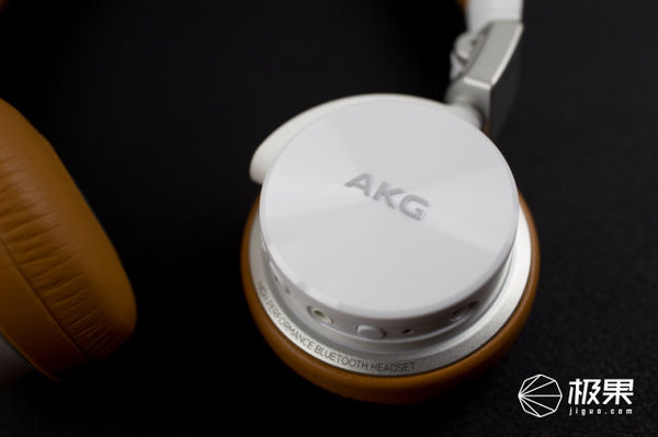 wzatv:AKG Y45BT蓝牙耳机体验，靓丽音质完全不输Bose