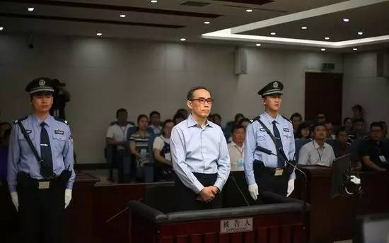 罗永浩骂苹果傻X像个流氓；常小兵受贿376万判刑