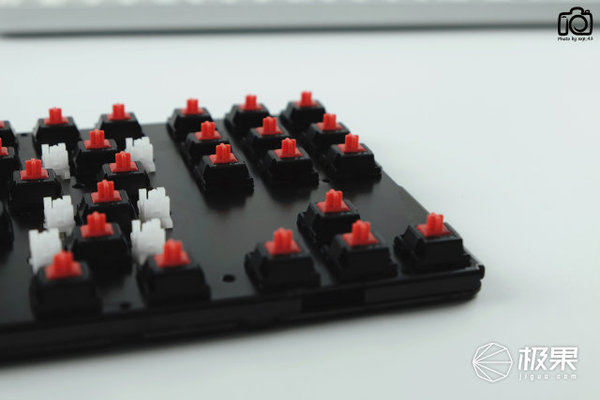 码报:Mi家高颜值极简设计，悦米87键红轴机械键盘