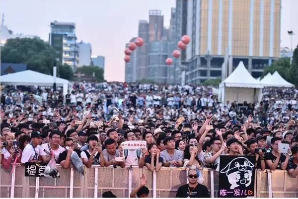 35万人去了斗鱼嘉年华，也许证明，线下是直播的