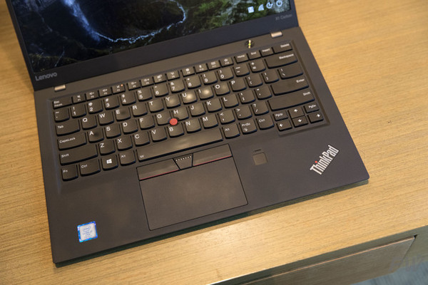 ThinkPad X1 Carbon 2017 体验：黑色的经典外衣下，它