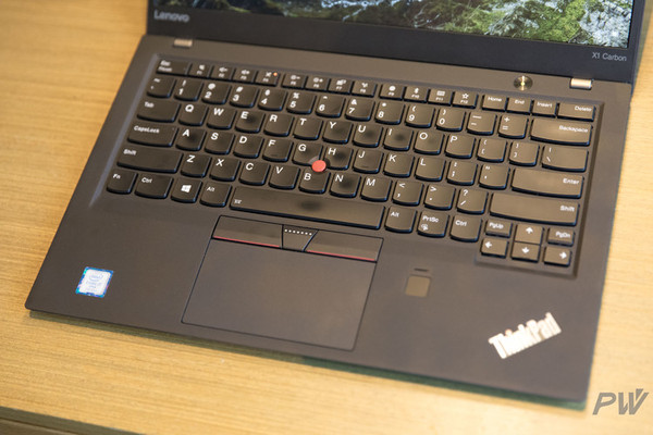ThinkPad X1 Carbon 2017 体验：黑色的经典外衣下，它