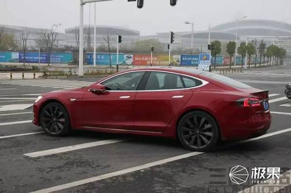 特斯拉 Model S P90D，500公里长途高速续航测试