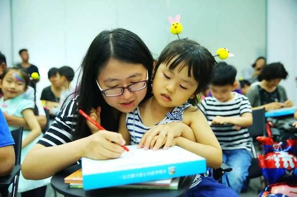 百度Family Day：小度机器人的妹妹Cindy现身，陪孩