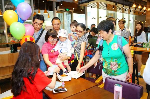 百度Family Day：小度机器人的妹妹Cindy现身，陪孩