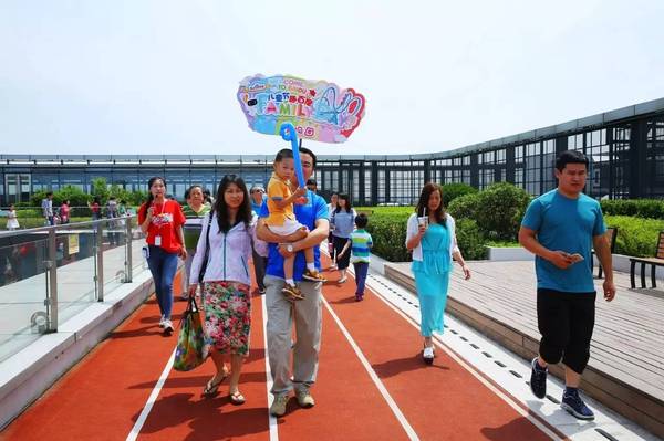 百度Family Day：小度机器人的妹妹Cindy现身，陪孩