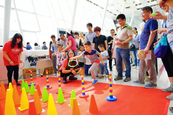 百度Family Day：小度机器人的妹妹Cindy现身，陪孩