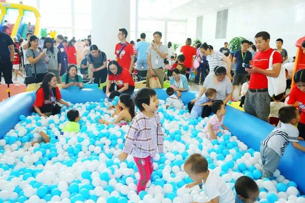 百度Family Day：小度机器人的妹妹Cindy现身，陪孩