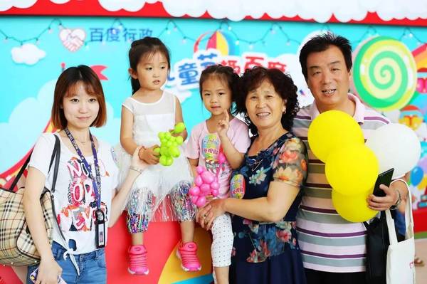 百度Family Day：小度机器人的妹妹Cindy现身，陪孩