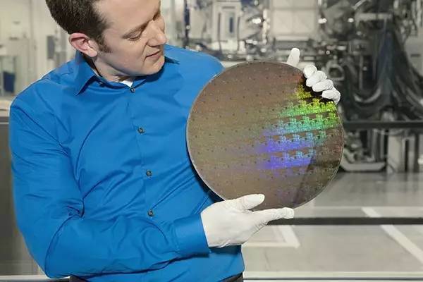 wzatv:【j2开奖】IBM今宣布5纳米芯片全新制造工艺，“被判死刑”的摩尔定律再获新生？
