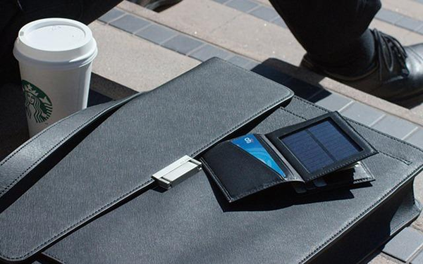 报码:要啥充电宝！这钱包晒晒太阳就能给手机充电