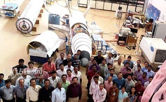 码报:印度发射首架航天飞机缩比模型 在小渔村里制造