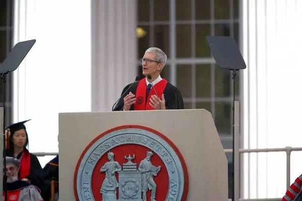 苹果CEO库克在MIT毕业典礼发表演讲，顺便黑了把