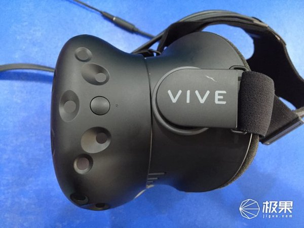 报码:HTC VIVE开箱，沉浸式游戏体验我快乐的像个“傻子