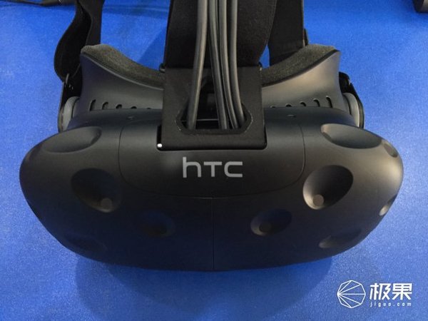 报码:HTC VIVE开箱，沉浸式游戏体验我快乐的像个“傻子