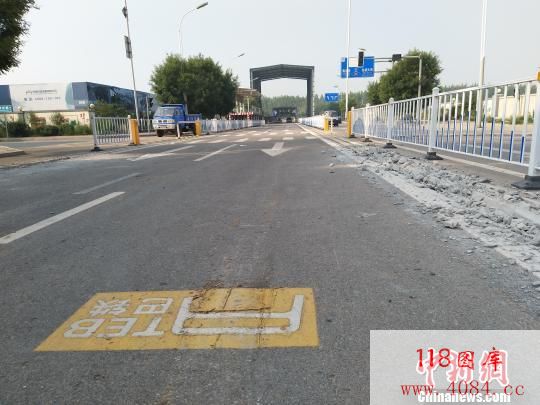 图为“巴铁试验线”道路一侧轨道被刨开 韩冰 摄