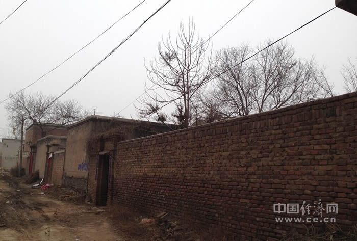 2016年翻修一新的村中主干道 中国经济网记者刘丽丽摄
