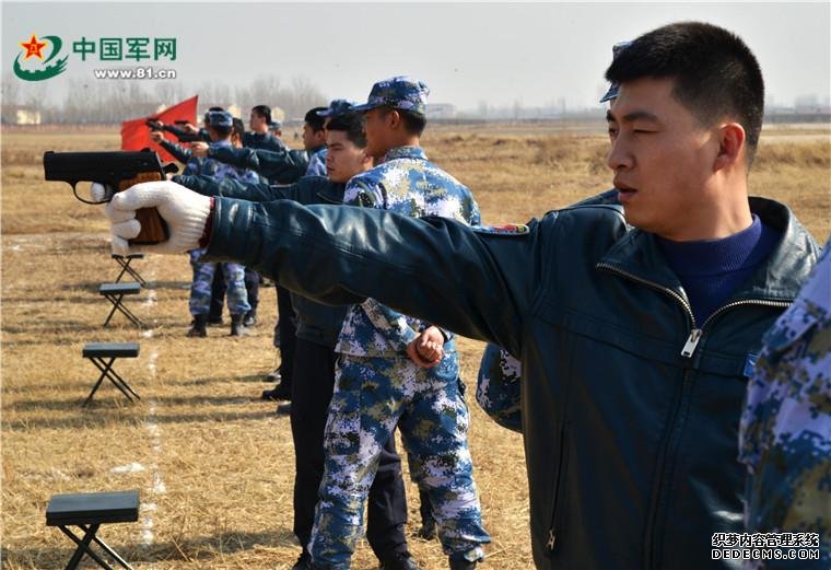 实弹射击！中国海航飞行员编配11式手枪