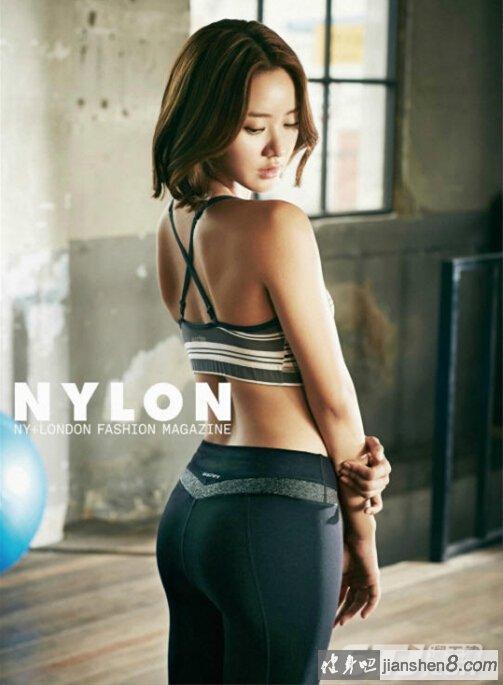 韩国歌手韩可露，近日在健身房的照片被曝光，照片中她深露乳沟，美腿又细又长，但却遭到调侃：拉链拉得太低了。
