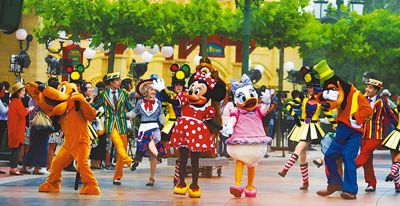 6月16日，上海迪士尼度假区将正式开门迎客。据悉，上海迪士尼是第一座将迪士尼的传承与中国传统魅力完美融合的度假区,乐园中心是世界上最高、最大、最具互动性的奇幻童话城堡。图为15日游客观赏主题巡游。