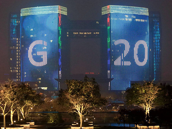 2016年03月22日，浙江杭州，市民中心、国际会议中心和钱塘江对岸奥体主体育场，用巨幕灯光秀迎接G20峰会。 视觉中国资料图