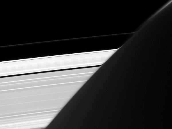 “从太空到大气，然后又回到身处太空中的卡西尼号的摄像机，其路径就变得折射或弯曲了”。卡西尼于今年6月份，从110万英里（177km）外拍摄到了这张照片。