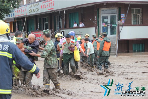 新疆托里县山洪爆发 武警官兵紧急救援
