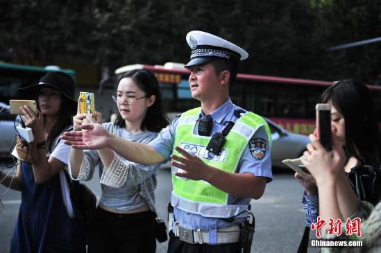 8月19日，交警通过向网络直播向网友普及交通知识。中新社记者刘冉阳 摄