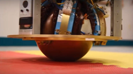 报码:【j2开奖】球虫机器人SIMbot 比人还苗条, 以球为脚走四方