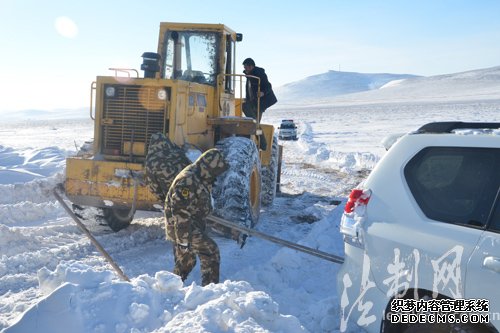 雪中车辆被困 内蒙古舍佰尔图边防派出所紧急营救
