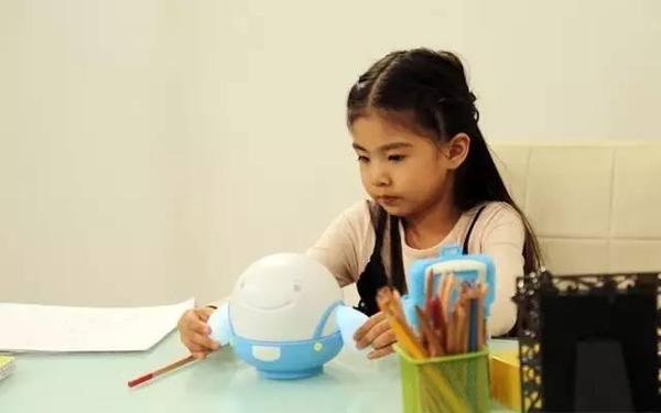 wzatv:【j2开奖】外形呆萌的早教机器人，准确互动语音让孩子不孤单
