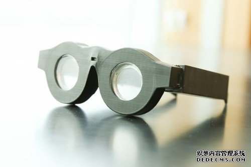 最实用的智能眼镜：自动对焦、解决老花眼困扰